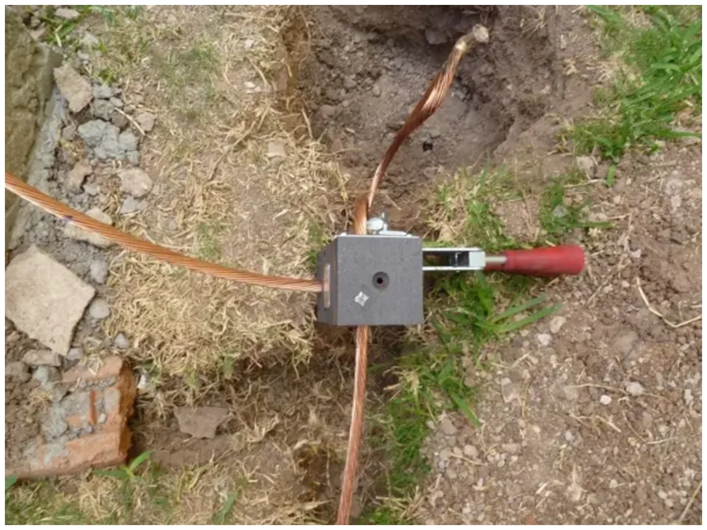 Electricista instalando Sistemas de tierra física Tepic Nay