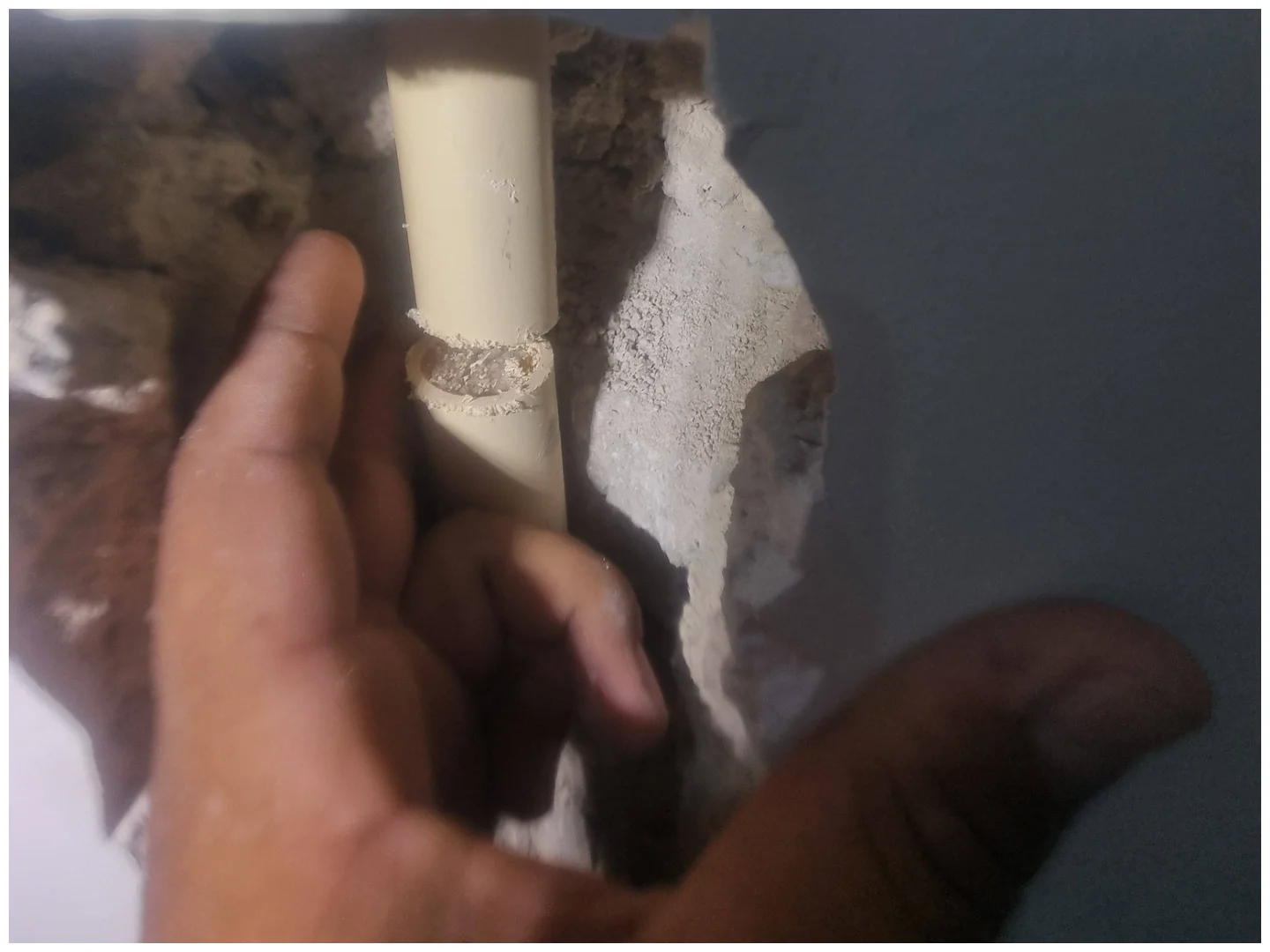 Tecnico haciendo Reparación de Fuga de Agua en Torreón